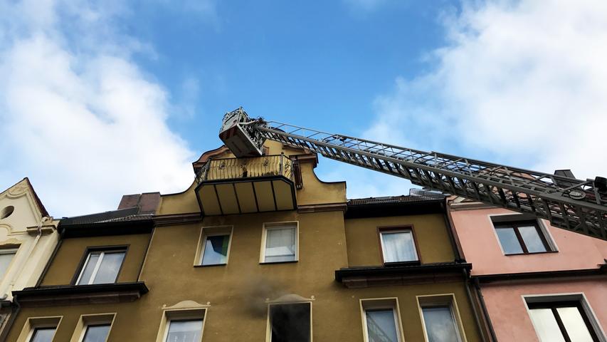 Brand in Nürnberger Wohnung: Feuerwehr rettet sechs Personen