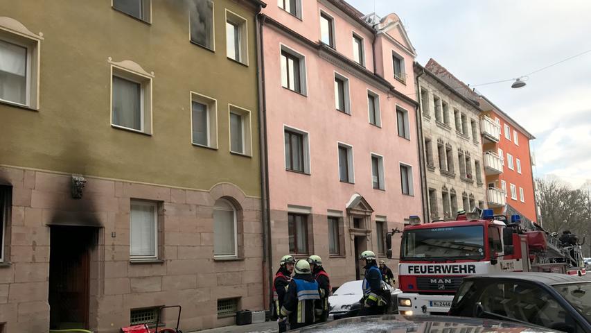Brand in Nürnberger Wohnung: Feuerwehr rettet sechs Personen