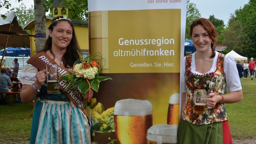 Sarah Zimmerer aus Pleinfeld (links) ist 2017 die neue Altmühlfränkische Bierkönigin. Hier ist sie mit ihrer Vorgängerin Andrea Lindner zu sehen.