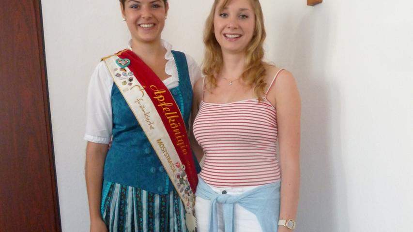 Anna-Maria Hußel aus Mönchsroth (rechts) ist neue Apfelkönigin der Fränkischen Moststraße. Ihre Vorgängerin Annemarie I. hört nach zwei Jahren berufsbedingt auf.
