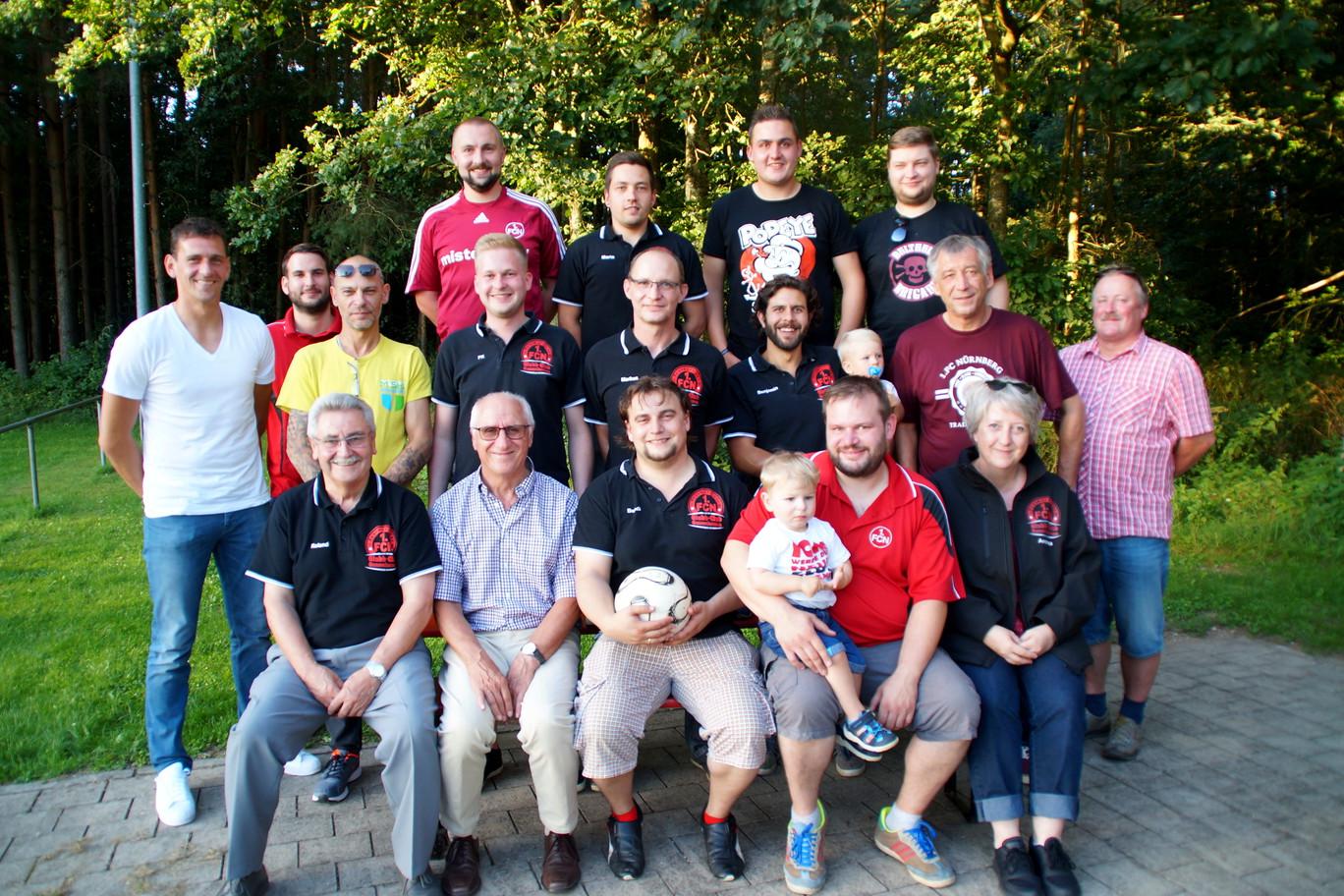 In der Region Nürnberg beim Glubb-Club Gunzenhausen (im Bild auch Raphael Schäfer beim Fanklub-Besuch) dagegen sieht das schon wieder ein bisschen anders aus. Dort glaubt man an einen Platz "kurz hinter den einstelligen Plätzen." Mit Alois Schwartz ist der 1. Vorstand Pascal Kettler mittlerweile zufrieden: "Wir dachten, er passt nicht wirklich zum Verein, aber er leistet gute Arbeit und hat uns eines besseren belehrt."