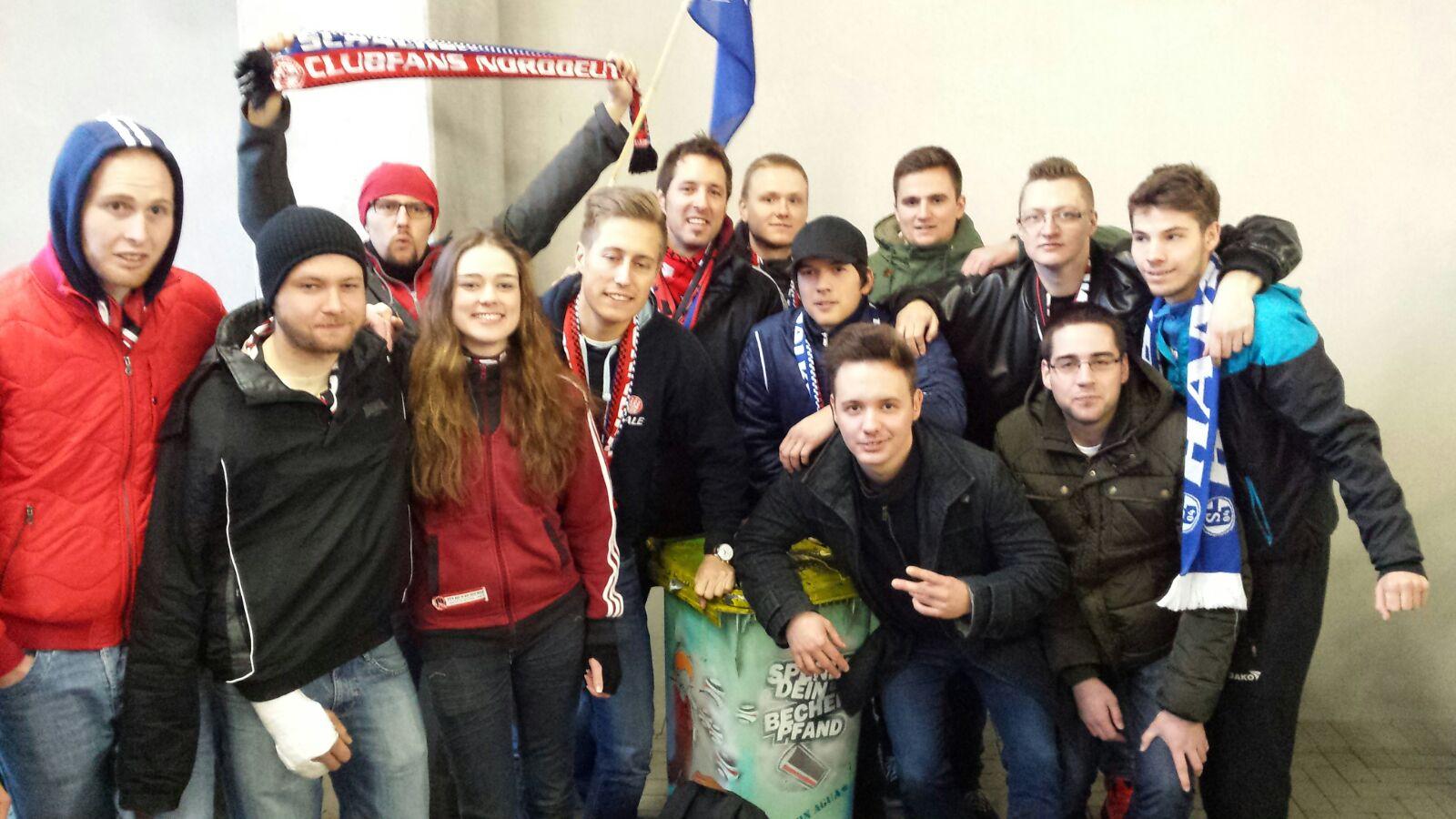 Stimmt das mit dem Pessimismus und Franken wirklich? Kaum schaut man wieder in andere Regionen, klingt alles gleich optimistischer: Harald Rupprecht von den "Clubfans Norddeutschland" schielt noch ein wenig nach oben: "Wenn alles optimal läuft, kann vielleicht das Maximum im Bereich Relegation erzielt werden." An Trainer Alois Schwartz schätzt er vor allem dessen Draht zu den Anhängern: "Er sucht Fan-Nähe und kommt zum Abklatschen regelmäßig in die Kurve. Das ist sehr positiv."