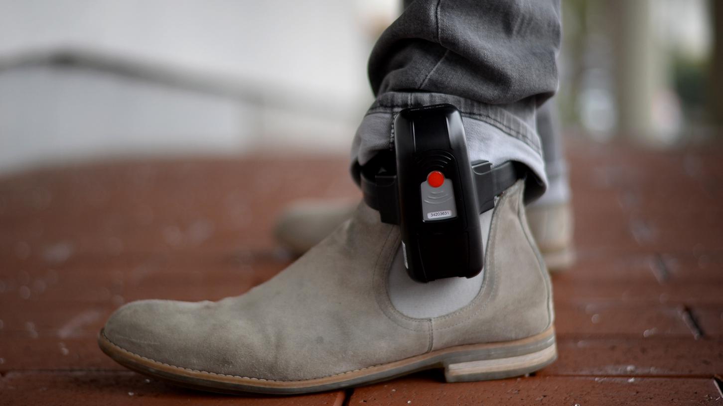 Gefährder in Bayern sollen in Zukunft mit elektronischen Fußfesseln überwacht oder leichter in Gewahrsam genommen werden können.