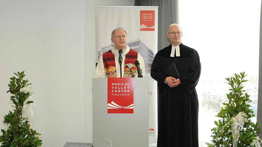 Regionaldekan Martin Emge und Pfarrer Enno Weidt segneten den neuen Bau.
