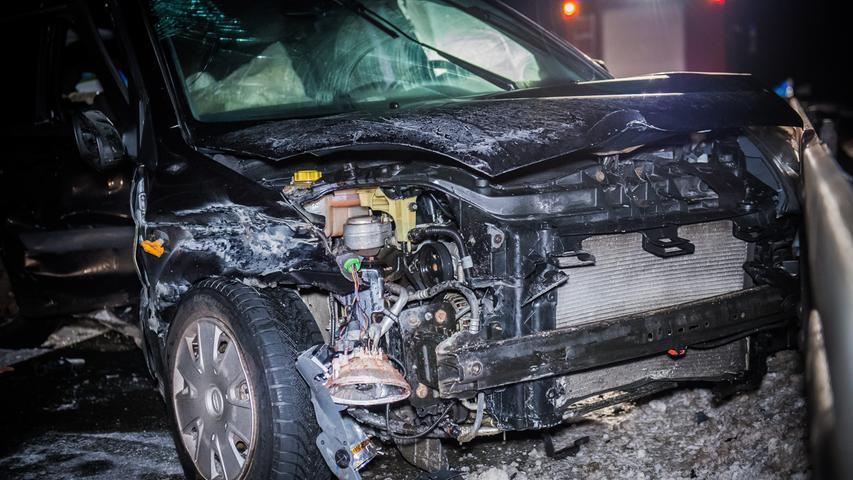 Fünf Verletzte auf A 93: Ford prallt in Gegenverkehr