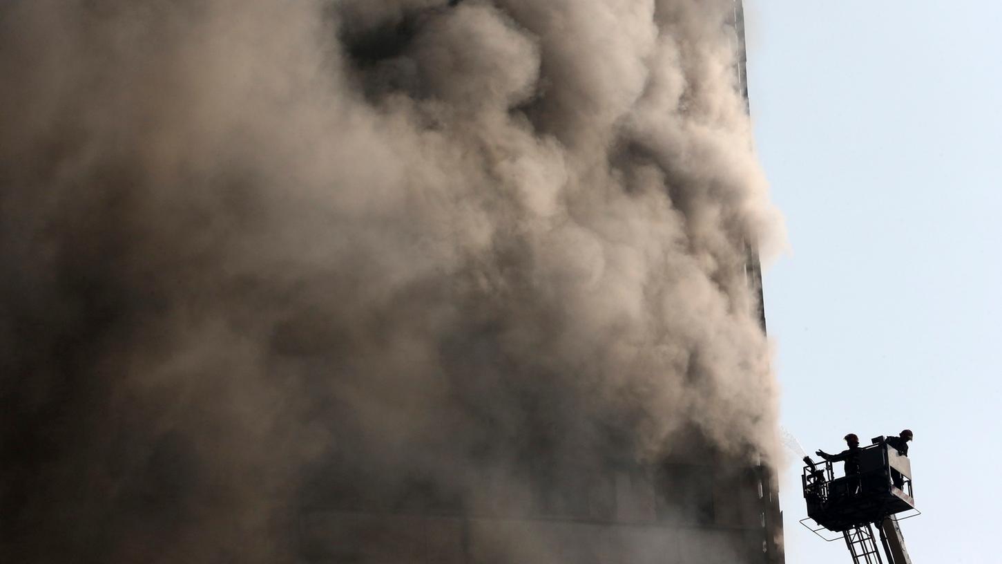 Beim Einsturz eines brennenden Hochhauses in Teheran sind offenbar dutzende Feuerwehrleute verschüttet worden.