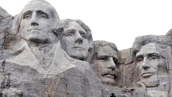 Vier historisch bedeutende Präsidenten sind am Mount Rushmore National Memorial in South Dakota in Stein gehauen: Washington, Thomas Jefferson, Theodore Roosevelt und Abraham Lincoln (v.l.n.r.). Jefferson, Hauptverfasser der Unabhängigkeitserklärung und dritter US-Präsident, regierte das Land 1801 bis 1809. Lincoln, die Nummer 16, setzte in der Verfassung die Abschaffung der Sklaverei durch - teuer erkauft mit dem amerikanischen Bürgerkrieg (1861 -1865) und tragisch vollendet mit seinem Tod: Er starb am Morgen des 15. Aprils 1865, nachdem ihm am Abend zuvor der Schauspieler und radikale Südstaaten-Anhänger John Wilkes Booth eine Kugel in den Kopf schoss. Theodore Roosevelt betrat 36 Jahre später als 26. Präsident das Weiße Haus. Vom Volke gerne "Teddy" genannt, gilt der Friedensnobelpreisträger (für seine Vermittlung im Russisch-Japanischen Krieg) nicht nur als erster "moderner" Präsident der Vereinigten Staaten: Er ist auch Namenspatron des Teddybären, weil der passionierte Jäger der Legende nach einem kleinen Bären Pardon gewährte und ihn laufen ließ. Soweit die Legende - und ein legendärer Segen für alle Plüschfigurenhersteller.