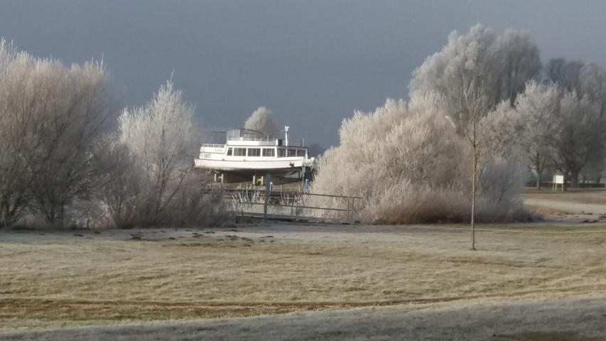 Als Kulisse für den "Fliegenden Holländer" bietet sich die MS Altmühlsee im winterlichen Nebeln an. Das "Geisterschiff" liegt derzeit im Seezentrum Muhr im "Trockendock".