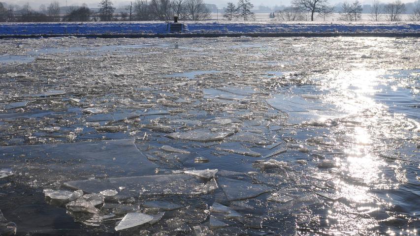 An einem sonnigen Tag können Ausflügler die Eisschollen auf dem Main-Donau-Kanal besonders schön glitzern sehen. Ganz wichtig: Warm einpacken. Wem danach trotzdem viel zu kalt ist, der...