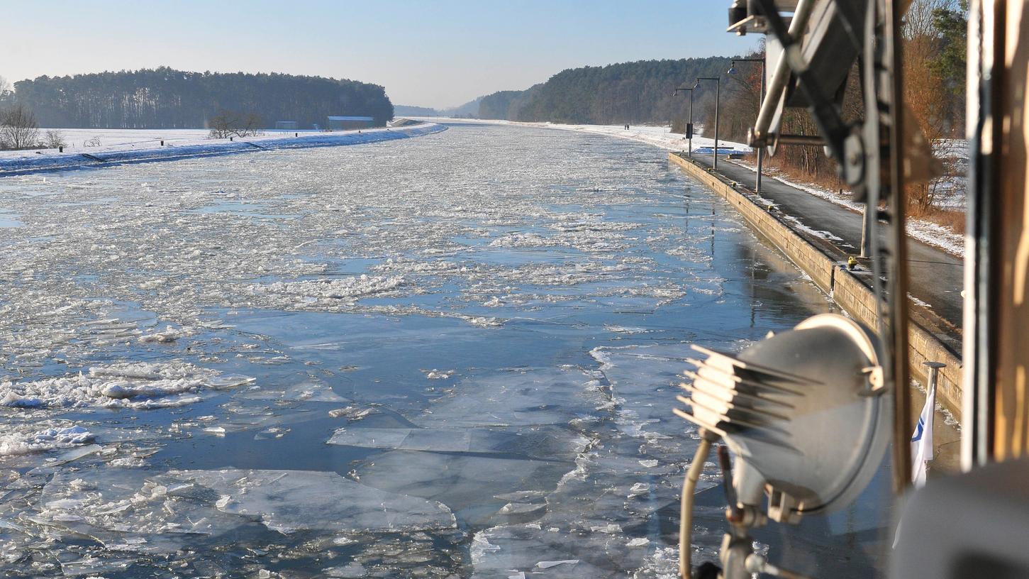 Der Main-Donau-kanal wird aufgrund der dicken Eisschollen, wie hier an der Schleuse Hausen, zunehmend unpassierbar