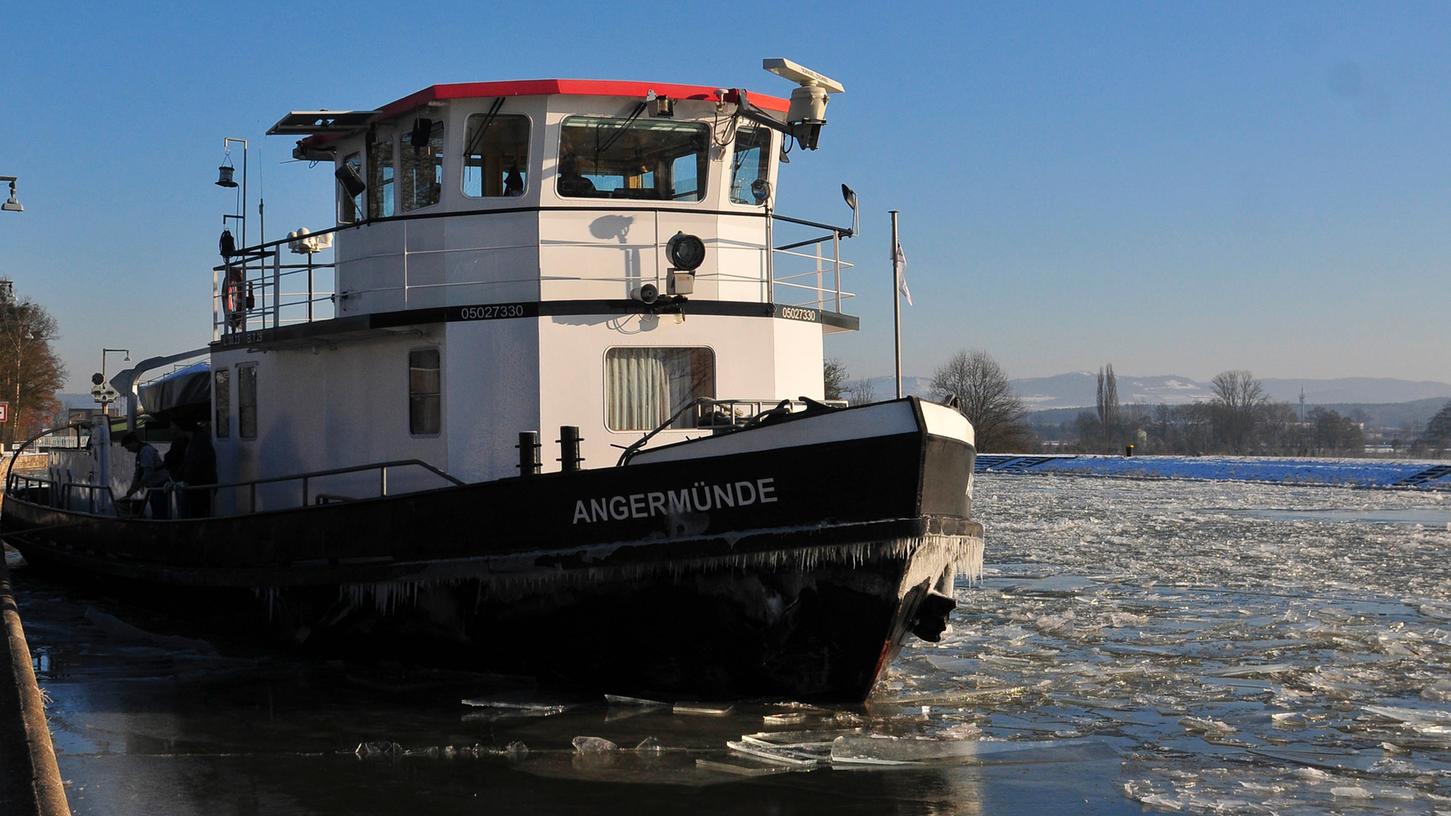 Mit viel Kraft schiebt sich die „Angermünde“ durch die Eisschollen auf dem Main-Donau-Kanal.