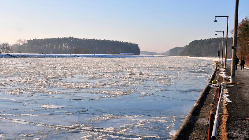 Eisbrecher pflügt durch den vereisten Main-Donau-Kanal