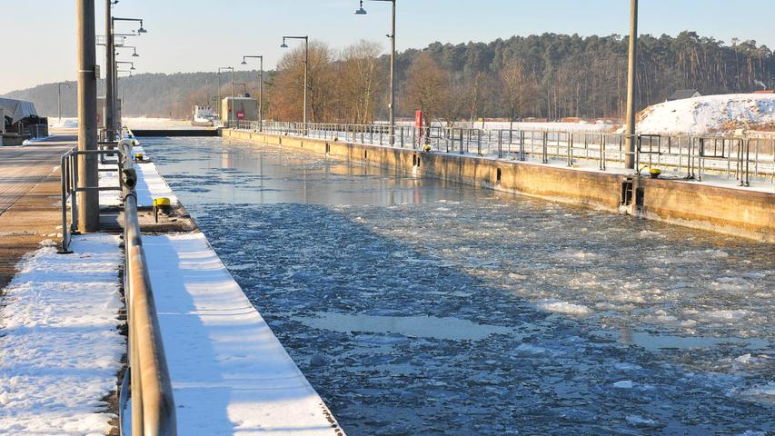 Eisbrecher pflügt durch den vereisten Main-Donau-Kanal