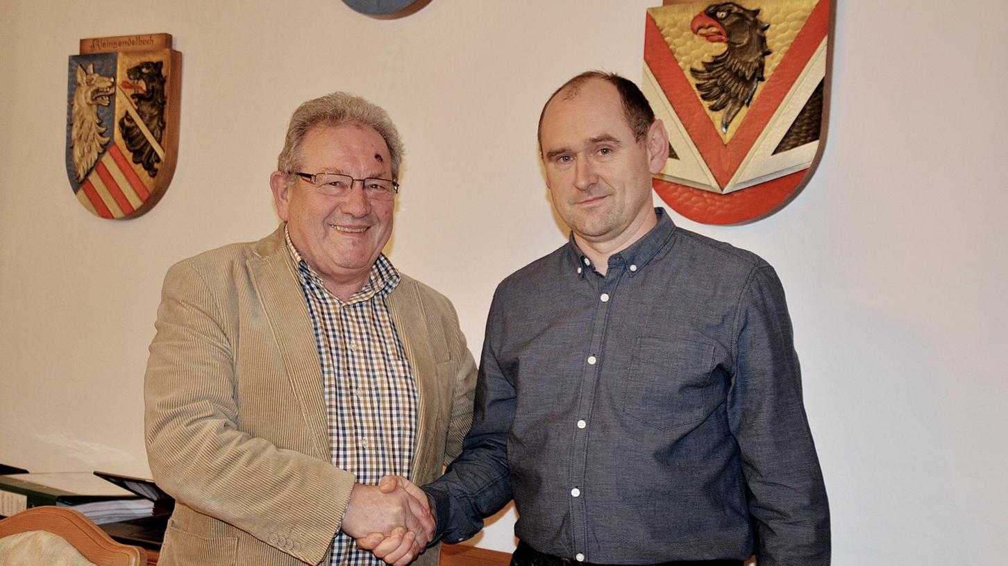 Bürgermeister Franz Schmidtlein gratuliert dem neuen Gemeinderatsmitglied Christoph Schmidtlein. Bürgermeister Franz Schmidtlein gratuliert dem neuen Gemeinderatsmitglied Christoph Schmidtlein.