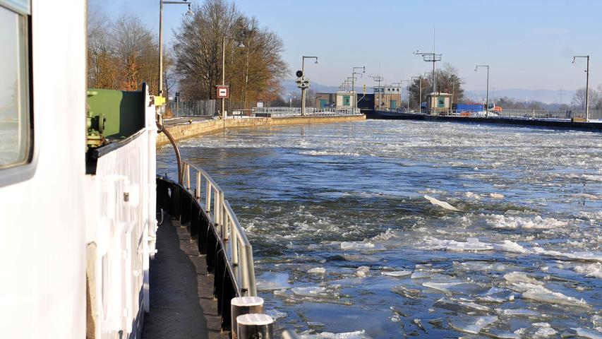Dicke Eisschollen auf dem Main-Donau-Kanal.