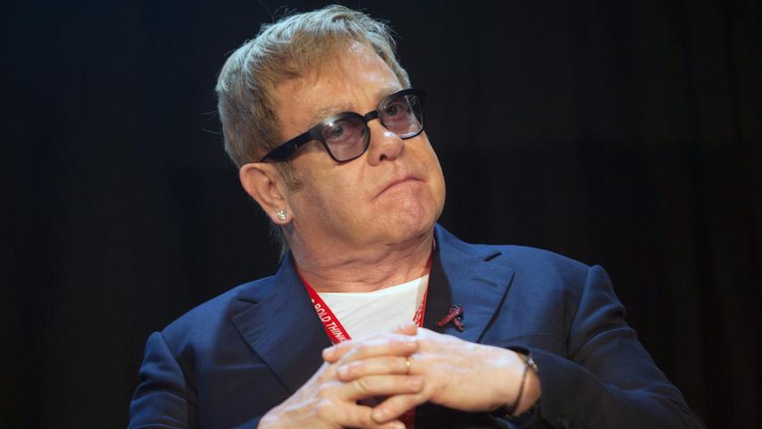 Die wohl peinlichste Absage kam von Elton John: Zuerst hatte ein Mitarbeiter Trumps in einer BBC-Sendung erklärt, dass der britische Sänger auftreten würde. Elton John hatte aber gar nicht zugesagt, sein Sprecher reagierte dementsprechend mit einem entschiedenen Dementi.