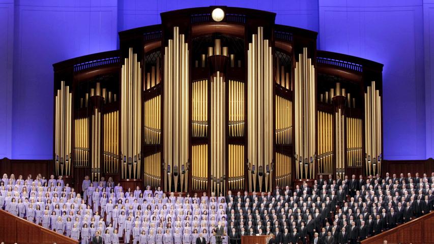 Für Trump sang außerdem der "Mormon Tabernacle Choir", ein Chor mit 360 Männern und Frauen aus Utah - die Mitglieder waren sich vor dem Auftritt uneinig. Mindestens ein Mitglied ist wohl wegen des Trump-Auftritts ausgetreten.