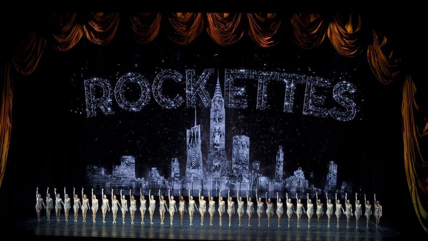 Performt haben bei der Vereidigung des neuen Präsidenten auch die Tänzerinnen The Rockettes - allerdings gab es zuvor interne Streitigkeiten. Einige Mitglieder hatten Bedenken geäußert, woraufhin die Chefs es den Tänzern freistellten, aufzutreten.
