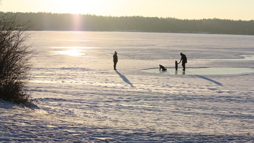 Der Altmühlsee lädt derzeit nicht zum Baden, sondern zu einem Spaziergang oder einer Schlittschuhfahrt ein. Aber Vorsicht: Eine offizielle Freigabe vom Wasserwirtschaftsamt für die Eisfläche gibt es nicht.