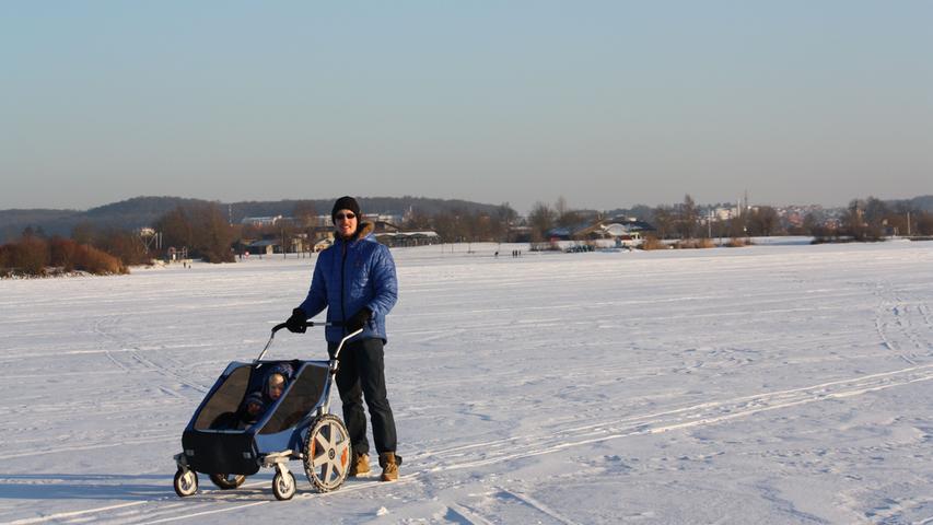 Von Schlungenhof quer über den See bis nach Wald ist dieser Vater aus Laubenzedel mit seinem Kind gewandert Aber Vorsicht: Eine offizielle Freigabe vom Wasserwirtschaftsamt für die Eisfläche gibt es nicht.