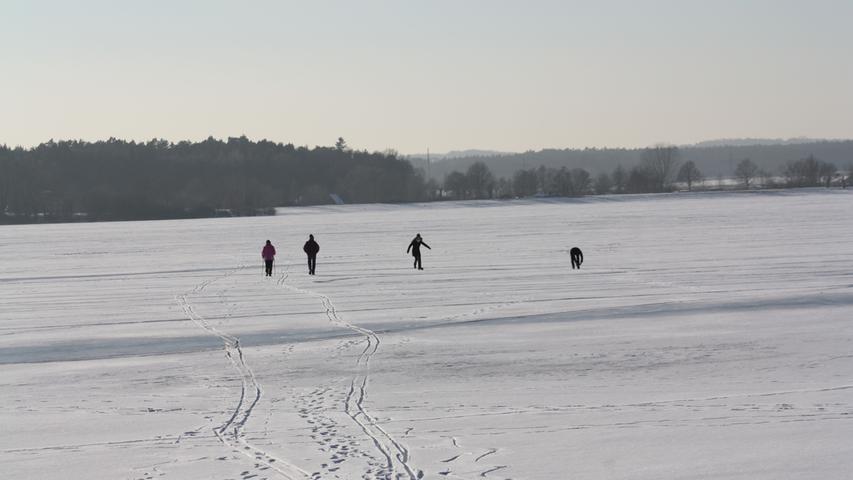 Der Altmühlsee lädt derzeit nicht zum Baden, sondern zu einem Spaziergang oder einer Schlittschuhfahrt ein. Aber Vorsicht: Eine offizielle Freigabe vom Wasserwirtschaftsamt für die Eisfläche gibt es nicht.