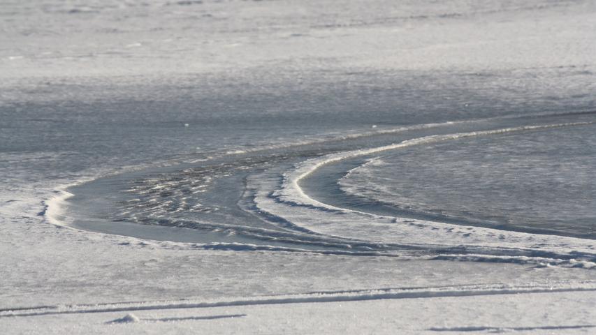 Das Eis am Altmühlsee ist teilweise ziemlich hubbelig. Das ist zum Schlittschuhfahren nicht so ideal, dafür aber wunderschön anzusehen.