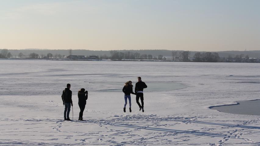 Der Altmühlsee ist zugefroren, das ist schon einen Freudenhüpfer wert. Aber Vorsicht: Eine offizielle Freigabe vom Wasserwirtschaftsamt für die Eisfläche gibt es nicht.