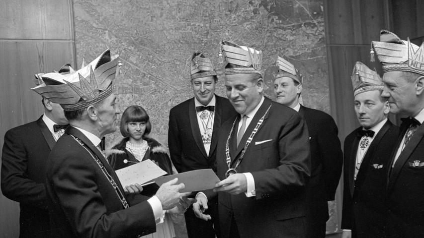 OB Dr. Urschlechter hat gut lachen: gerade ernennt ihn „Luftflotte“-Präsident Edmund Fürnkäs (links) zum Ehrensenator. Im Hintergrund: Page Christa Löhner, Alfred Zölls und Willi Wachter. Hier geht es zum Artikel vom 22. Januar 1967: OBM als Ehrensenator