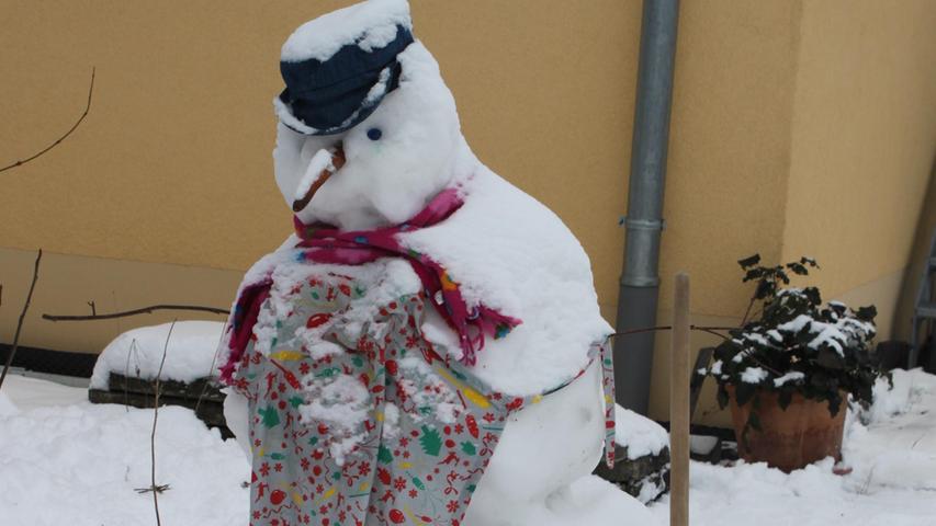 Lange haben wir auf ein Leserfoto mit Schneemann warten müssen. Sind die Schneemänner etwa vom Aussterben bedroht wie Heinrich Kattenbeck meint, der diesen Herrn in Kirchehrenbach gefunden hat?