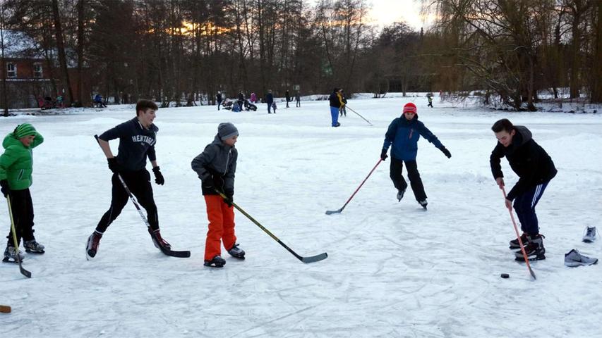Auch auf dem Ammerndorfer Weiher im Landkreis Fürth kann man übers Eis gleiten oder sich wie die Kinder im Bild im Eishockey üben. Die Eisfläche ist allerdings von der Gemeinde nicht offiziell freigeben.