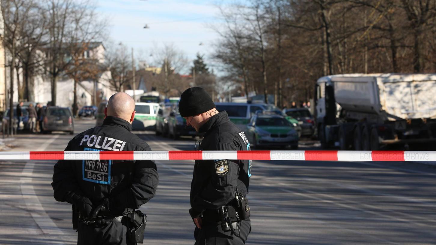 Beamte der Polizei sperrten am Freitagmittag die Wallensteinstraße in Nürnberg ab.