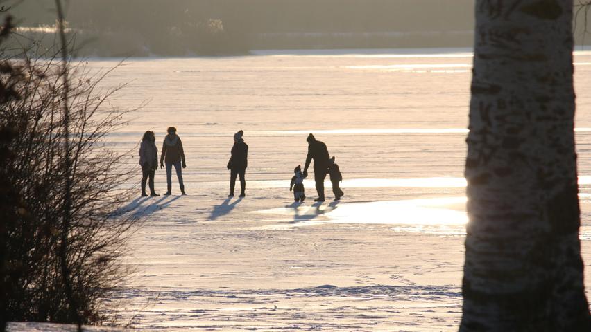 Das Eis am Altmühlsee ist zwar ziemlich uneben, dennoch genießen die Menschen den Spaziergang über den See. Vor allem auch für Eissegler ist der Altmühlsee ein Paradies. Allerdings gibt es vom zuständigen Wasserwirtschaftsamt Ansbach wie immer keine offizielle Freigabe.