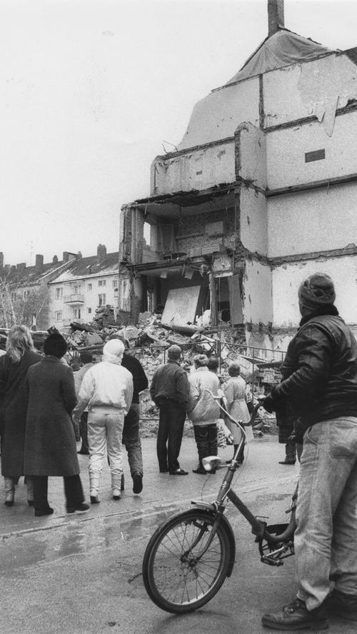 Schaulustige sahen sich im Unglücksjahr 1987 die Reste des Hauses Nummer 6 an, die von der Gasexplosion übrig geblieben waren.