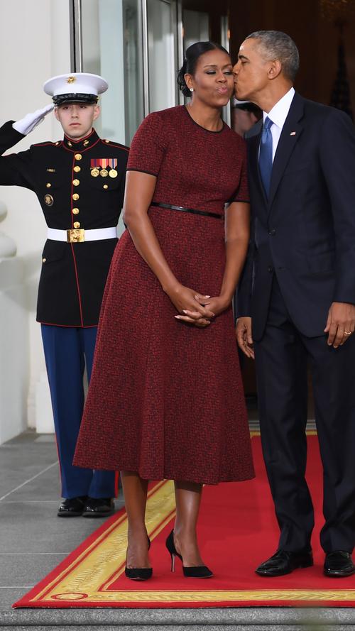 Nach dem Gottesdienst der Trumps folgte das Treffen mit den Obamas. Barack und Michelle warteten am Vormittag auf dem roten Teppich auf die Ankunft.