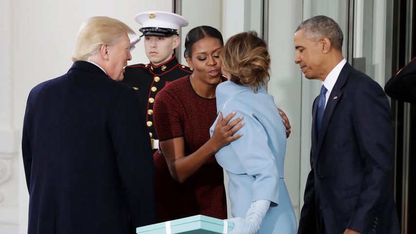 Doch dann trat Melania in die Szenerie, im Gepäck ein Geschenk für Michelle. Die wirkte zunächst sichtlich irritiert, bot der Trump-Gattin aber dennoch eine herzliche Umarmung an - obwohl Melania wohl nur auf einen Handschlag bedacht war.