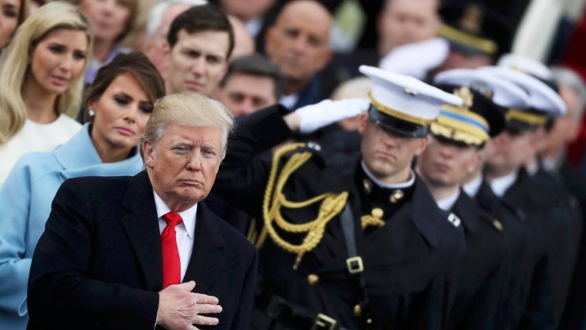 Hand auf die Brust für die Nationalhymne, dann war der offizielle Teil überstanden. Donald J. Trump ist 45. Präsident der Vereinigten Staaten von Amerika.