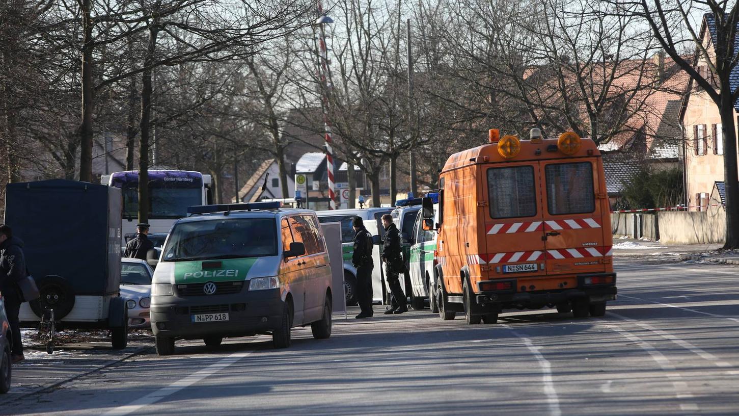 Polizeifahrzeuge in der Wallensteinstraße: Hier erschoss sich am Freitagmittag ein SEK-Beamter.