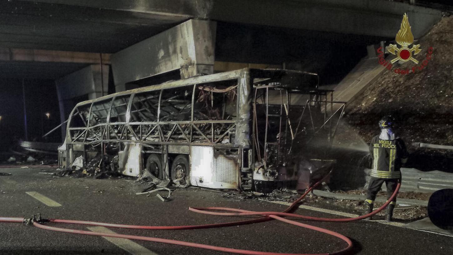 Bei einem schweren Busunfall auf der Autobahn 4 nahe der italienischen Stadt Verona sind 16 Menschen ums Leben gekommen.