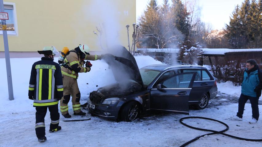Plötzlich brannte es: Geparkter Mercedes fängt Feuer