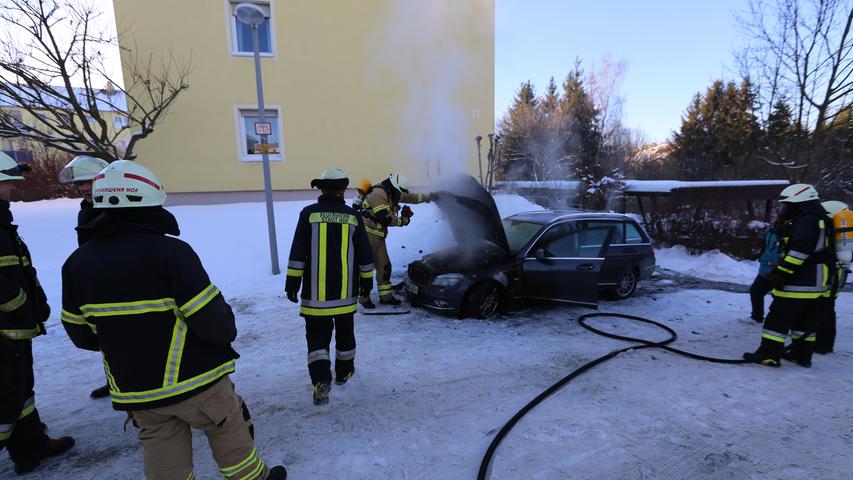 Plötzlich brannte es: Geparkter Mercedes fängt Feuer