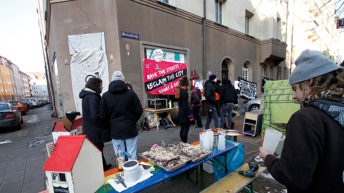 Vor der Wohnung in der Wodanstraße protestierten Dutzende gegen die Räumung im vergangenen Jahr.