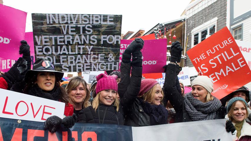 Auch in Utah wurde protestiert: Jennifer Beals(l.) Chelsea Handler und Charlize Theron (v.l.n.r.) nahmen in Park City am Women's March teil