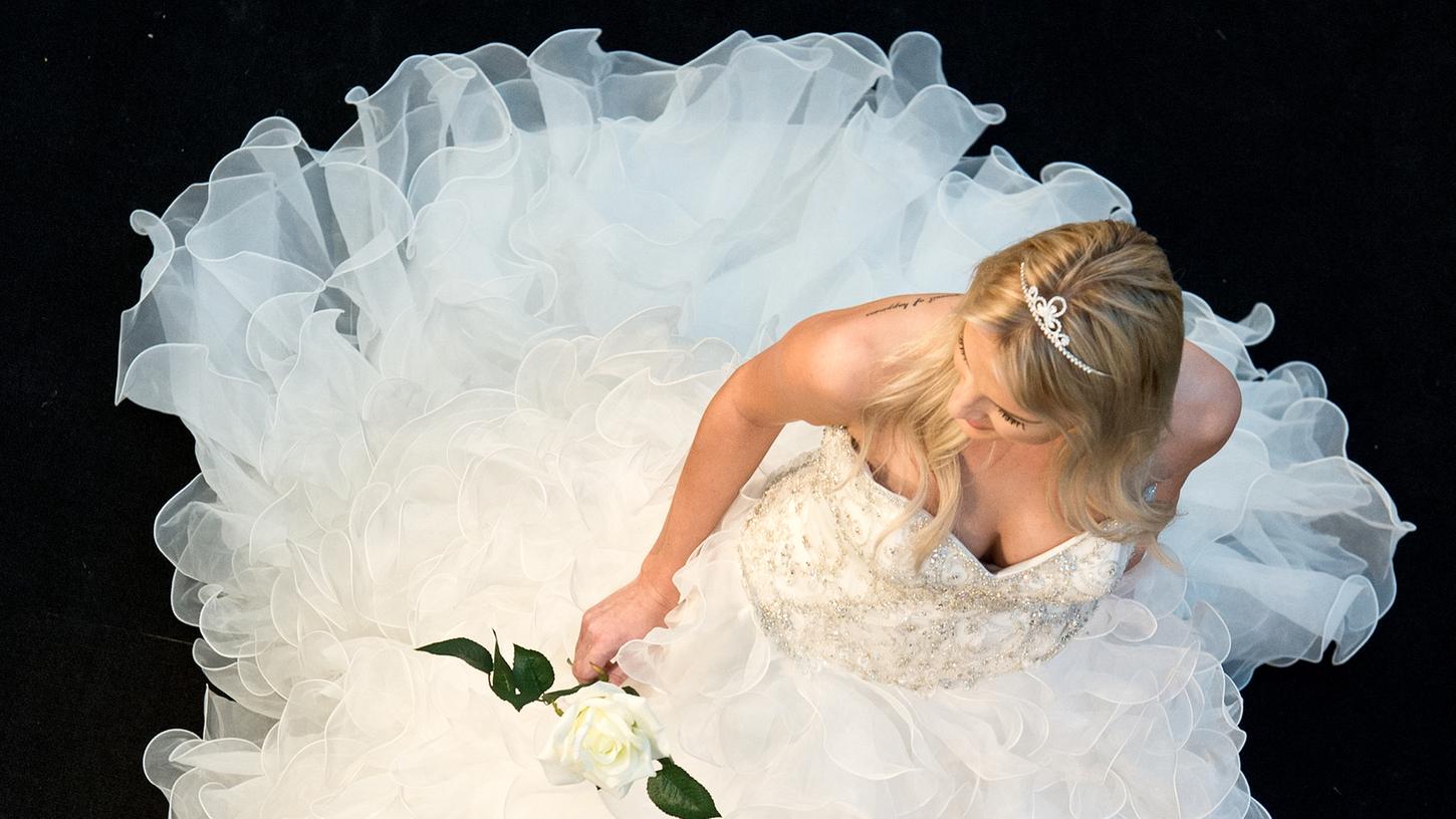 Drückermethoden beim Geschäft mit dem Brautkleid? Viele Bräute lassen sich von schnell verunsichern, wenn es darum geht, das Traumkleid an eine andere Frau zu verlieren.