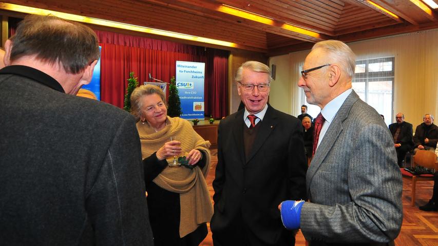 Ex-Stadtrat und früherere Dritter Bürgermeister Hermann Ammon im Gespräch mit Günther Brinke (re.) vom Fotofachgeschäft.