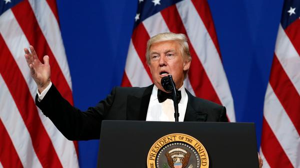 Übrigens saß ein weiterer Verfechter dieser Verschwörungstheorie an allerhöchster Stelle in den USA: Donald Trump selbst hatte noch 2015 seine Zweifel an der "offiziellen Version" von den entführten Flugzeugen geäußert. Er hatte dabei Saudi-Arabien für die Anschläge verantwortlich gemacht. Inzwischen äußert der Expräsident diese Ansichten aber nicht mehr öffentlich.