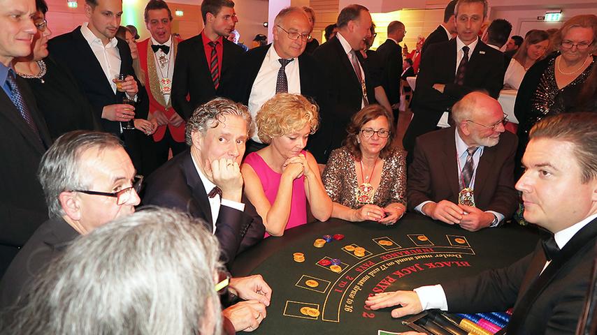 Risiko oder auf Nummer Sicher gehen? Am Blackjack-Tisch forderten die Spieler das Kartenglück heraus.