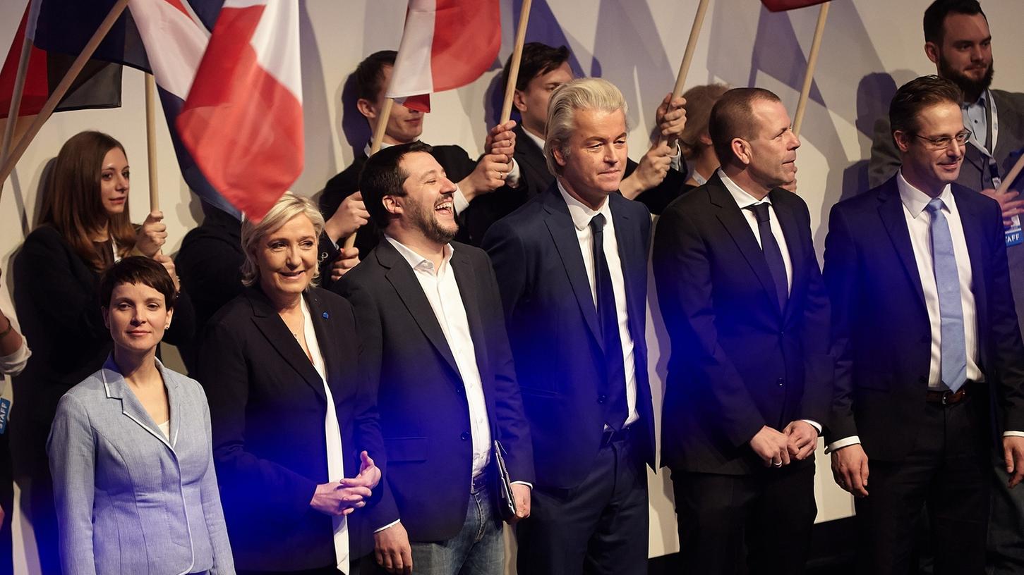 Von links nach rechts: Frauke Petry, Marine Le Pen, Matteo Salvini, Geert Wilders, Harald Vilimsky und Marcus Pretzell stehen in Koblenz gemeinsam auf der Bühne.