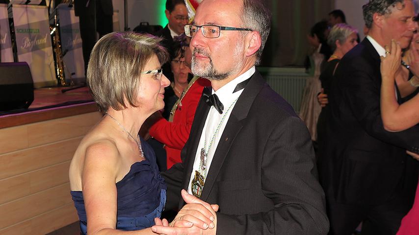 Auch Bürgermeister Werner Baum und Gattin Christa mischten sich unter die Tänzer.