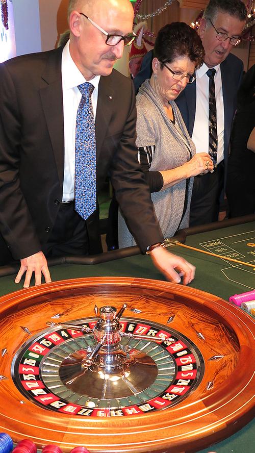 Braucht die Raiffeisenbank frisches Geld? Bankchef Wilfried Wiedemann (links) am Roulette-Tisch.