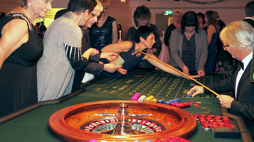 Farbe oder Zahl, Pair oder Impair, Manque oder Passe: Der große Roulette-Tisch war bis tief in die Nacht dicht umlagert von spielfreudigen Gala-Gästen.